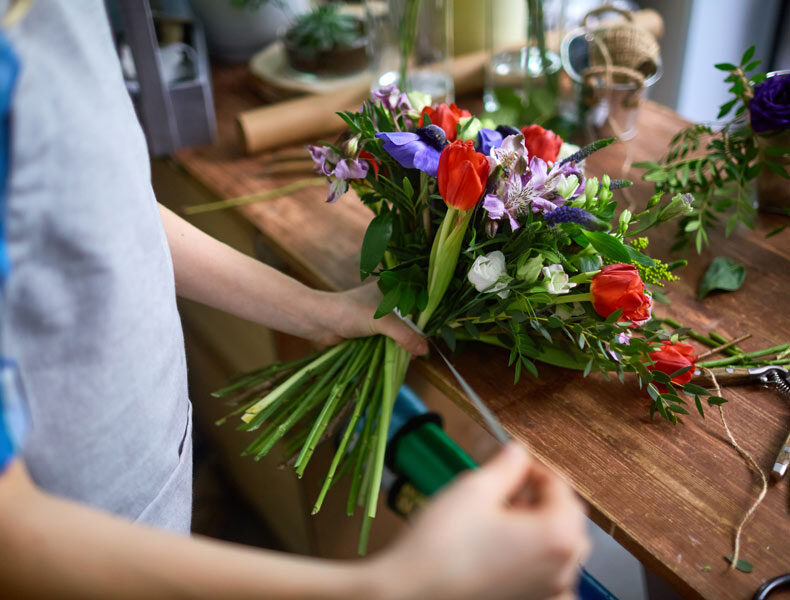  Tie a bouquet of flowers