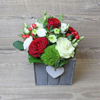 Romantic red/white arrangement in a wooden box with a heart